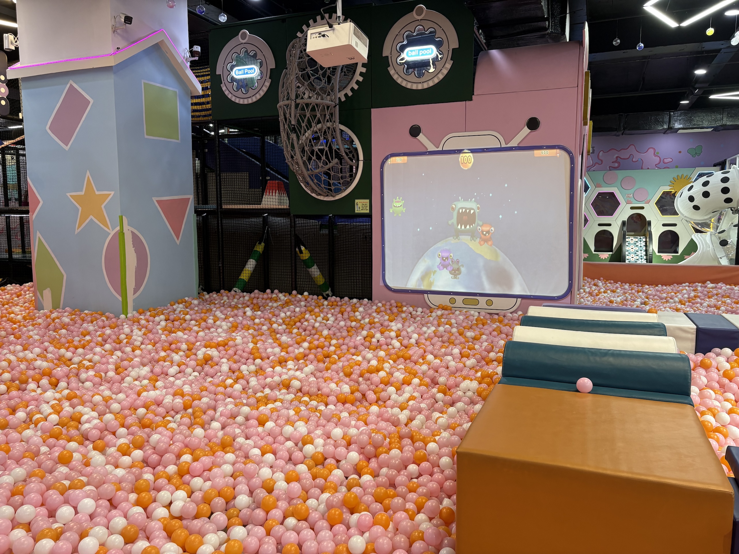 Ballpit Wall Screen